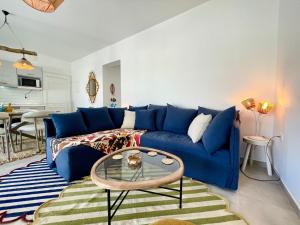 a blue couch in a living room with a table at Berro's Beach House in Litherés