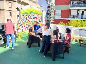 un grupo de personas sentadas en sillas en un patio en ilVero Hostel Recoleta, en Buenos Aires