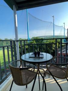 un tavolo e sedie su un balcone con vista di Aomori Travel a Hung-i-li
