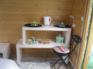 a small room with a desk and a chair at Chalet fleuri in Lolif