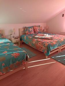 een slaapkamer met twee bedden en een tafel met een lamp bij Pensiunea Baron in Sighişoara