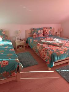 Een bed of bedden in een kamer bij Pensiunea Baron