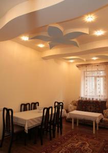 ein Esszimmer mit 2 Tischen und einem Sofa in der Unterkunft Jermuk Apartment in the Center in Dschermuk