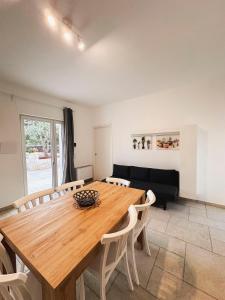 Un comedor con mesa y sillas de madera. en Da Memela Trulli e Lamie per vacanze da sogno in Puglia, en Martina Franca