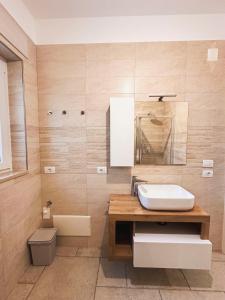 un baño con lavabo e inodoro en Da Memela Trulli e Lamie per vacanze da sogno in Puglia, en Martina Franca