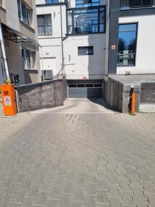 una strada vuota di fronte a un edificio di La Matei a Bistriţa