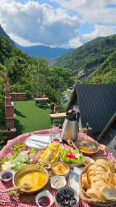 een tafel met borden eten bovenop een tafel bij Saklı Vadi Suit Villa in Ardeşen