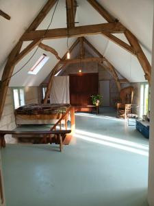 une chambre avec un lit dans le grenier dans l'établissement maison belle au bois dormant, à Rigny-Ussé