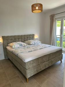Un pat sau paturi într-o cameră la Apartment Ana-Villa Ana&Ivan