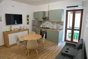 a kitchen with a table and chairs in a room at Tre Cannelle in Ronciglione