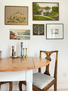 ヴァールベリにあるStation Bed and Kitchen Guesthouseのダイニングテーブル(椅子付)、壁画