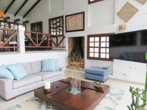 DariénにあるVilla de lujo con jacuzzi, turco y gran vistaのソファとテーブルのあるリビングルーム
