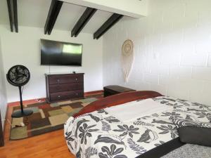 DariénにあるVilla de lujo con jacuzzi, turco y gran vistaのベッドと薄型テレビのある寝室