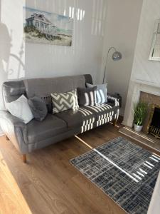 Χώρος καθιστικού στο Cozee 2-bed home in WV11