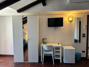 Una habitación con una mesa y un televisor en una pared. en premium vacation home, en Venecia
