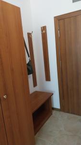 Habitación con 2 armarios de madera y armario. en Студио Аглая, en Varna