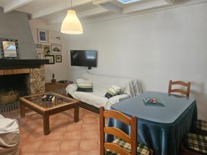 a living room with a couch and a table at Alojamientos Cabezo del Gato in Aracena