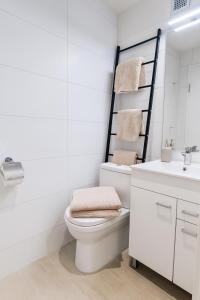 Un baño blanco con inodoro y lavabo. en Seeblick, en Daisendorf