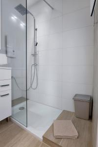 Un baño con ducha de cristal con inodoro. en Seeblick, en Daisendorf