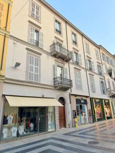 een gebouw in een stadsstraat met een winkel bij Twins Boutique Apartments in Sanremo