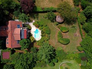 an aerial view of a yard with a swimming pool at Sajkod-az Öböl Csendje in Tihany