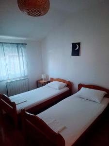 Postel nebo postele na pokoji v ubytování Apartments Leonarda