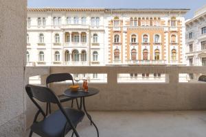 una mesa y una silla frente a una ventana en Corso Italia Elegant Suite with View Fiber Wifi, en Trieste