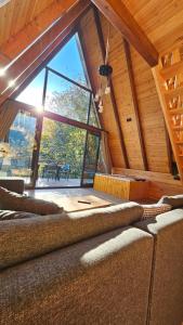 een groot bed in een kamer met een groot raam bij Saklı Vadi Suit Villa in Ardeşen