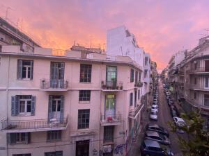 El barrio en el que está la casa de huéspedes o un barrio cercano