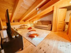 a living room with a couch and a television at Alloggio Stella Alpina in Sondalo