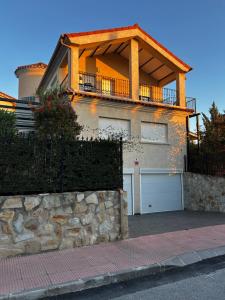 a house with a balcony on top of it at Solea Alcayna in La Alcayna