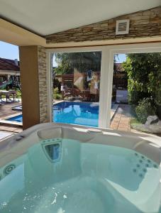 Bazén v ubytování Médea Apartman nebo v jeho okolí