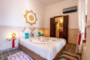 Ένα ή περισσότερα κρεβάτια σε δωμάτιο στο Riad Jowara