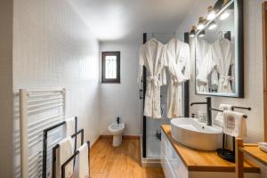 FontvieilleVilla Horizon - 5min from Monaco - Ideal Groups - Panoramic view - Chimney - Parking - Premium Services - Calm的带水槽和马桶的浴室