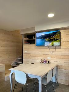 デディンキにあるHacienda Dedinky Cのテーブルと壁掛けテレビのあるダイニングルーム