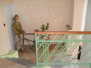 een kamer met een trap met een glazen leuning bij Pension Rak in Karlsbad
