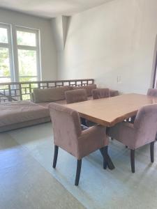 Posezení v ubytování 3 Bett Zimmer in Villa mit Gemeinschaftsbad + 17 fotografií
