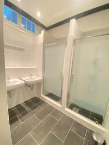 Koupelna v ubytování 3 Bett Zimmer in Villa mit Gemeinschaftsbad