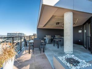 eine Terrasse mit Tischen und Stühlen an einem Gebäude in der Unterkunft Caïman 806 in Québec