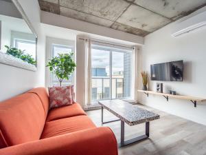ein Wohnzimmer mit Sofa und Tisch in der Unterkunft Caïman 806 in Québec