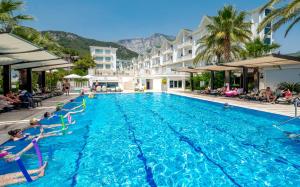 Bazén v ubytování Onkel Resort Hotel nebo v jeho okolí