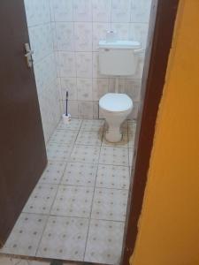 Bilik mandi di Cozy escape in Diani darad