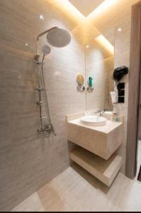 a bathroom with a sink and a shower at تاور ام للشقق المخدومه in Quai