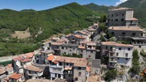 un pueblo al lado de una montaña en Il Nido del Lago del Turano, en Castel di Tora
