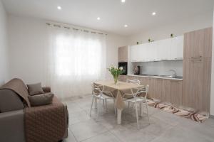 a living room with a table and a kitchen at B&B da Mia e Giù in Castellammare di Stabia