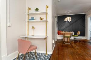 Χώρος καθιστικού στο Relaxing Vibrant and Upscale 1Bedroom 1Bath Apartment