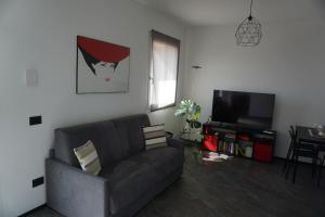 a living room with a couch and a television at Casa Anna - Paderno-H SanCarlo-Rho Fiera-Niguarda in Paderno Dugnano