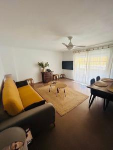 TV a/nebo společenská místnost v ubytování Casa Cariño Torrevieja