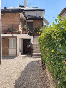 Το κτήριο όπου στεγάζεται  το διαμέρισμα