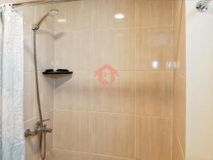 Koupelna v ubytování Newly 3BR Meikarta Apt + 12 fotografií